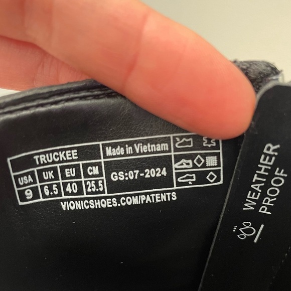 Vionic Truckee Black Leather Ankle Booties weather proof heeled boots size 9 EUC - Picture 5 of 15